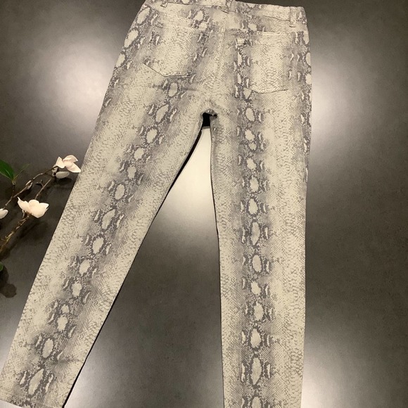 Elliott & Vine Gray Snake Reptile Animal Print Skinny Ankle Crop Jeans NWT - Picture 4 of 13